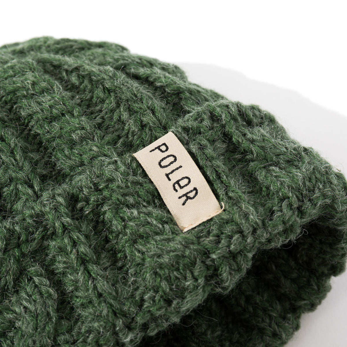 SHALLOW CABLE KNIT BEANIE